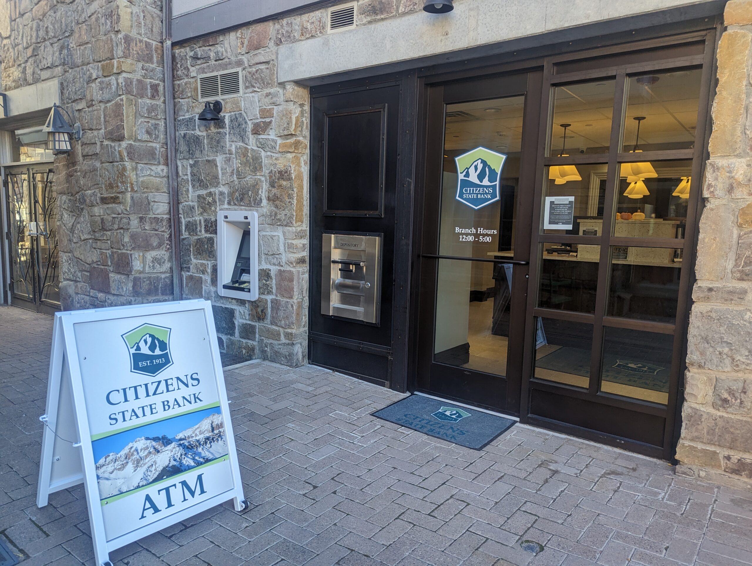 exterior shot of the Citizens State Bank Mt. Village location
